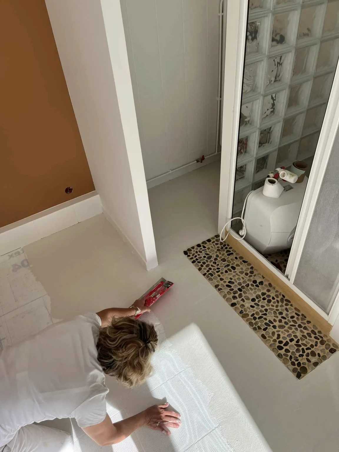 Préparation sol béton ciré pose toile ITE, par Sylvie Mondon au alentours de Bergerac.