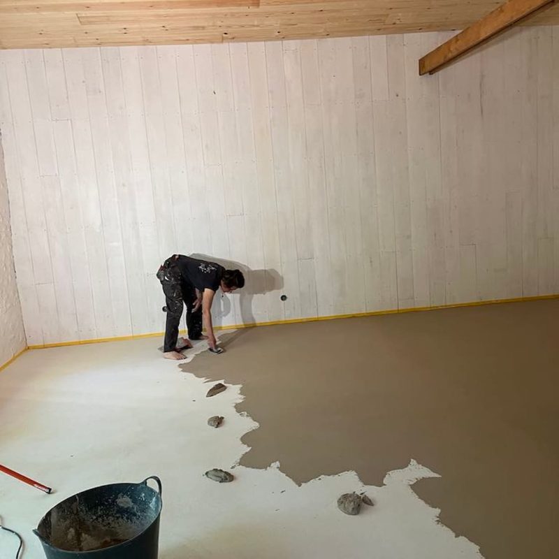 Sylvie, artisane en Dordogne, applique du béton banché pour un sol intérieur